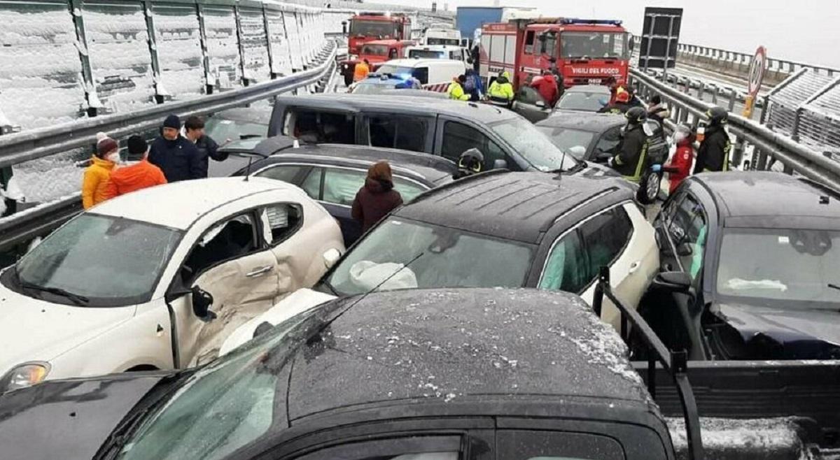 Carambol cu 25 de maşini pe o autostradă din Italia
