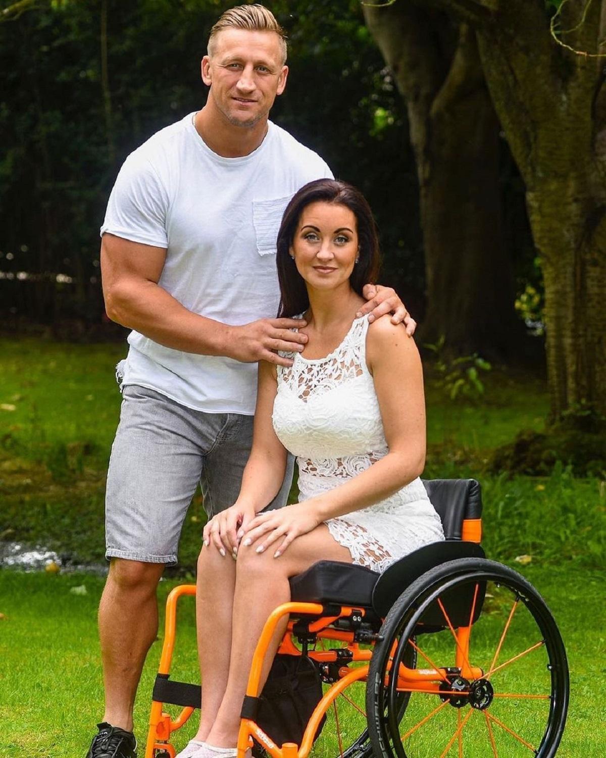Riona în scaun cu rotile, alături de iubitul ei Keith
