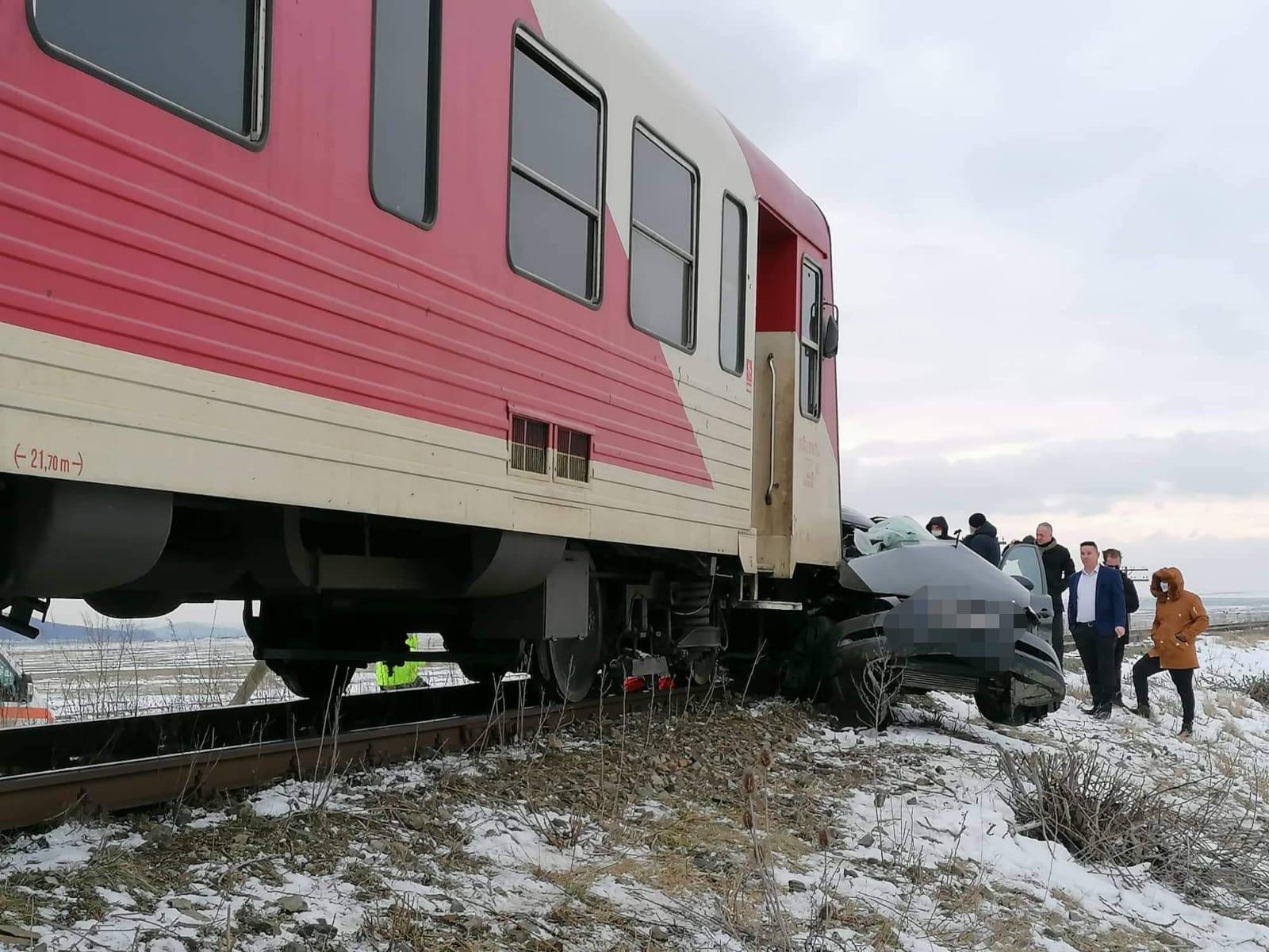Doi oameni au murit într-o mașină spulberată de tren, la Vlădeni, în Iași