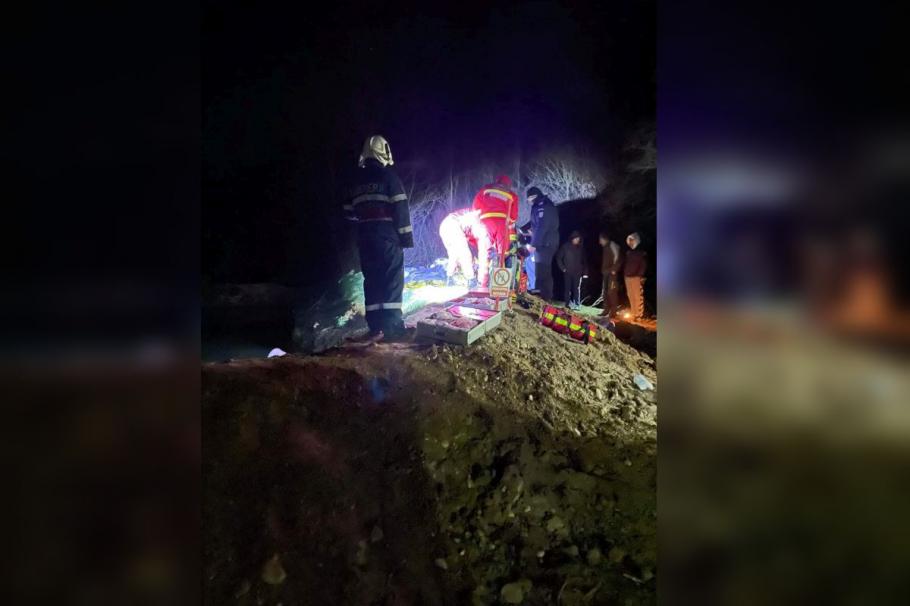 Doi copii de 9 și 11 ani se zbat între viață și moarte, după ce au căzut într-un iaz, în Dolj. Doi copii de 9 și 11 ani se zbat între viață și moarte, după ce au căzut într-un iaz, în Dolj.