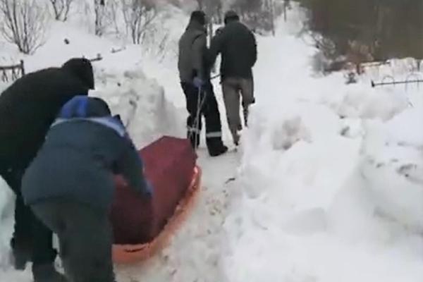 Mort tras cu sania prin zăpadă până la cimitir. Rudele au împins sicriul bunicii printre nămeți, într-un oraș din Rusia