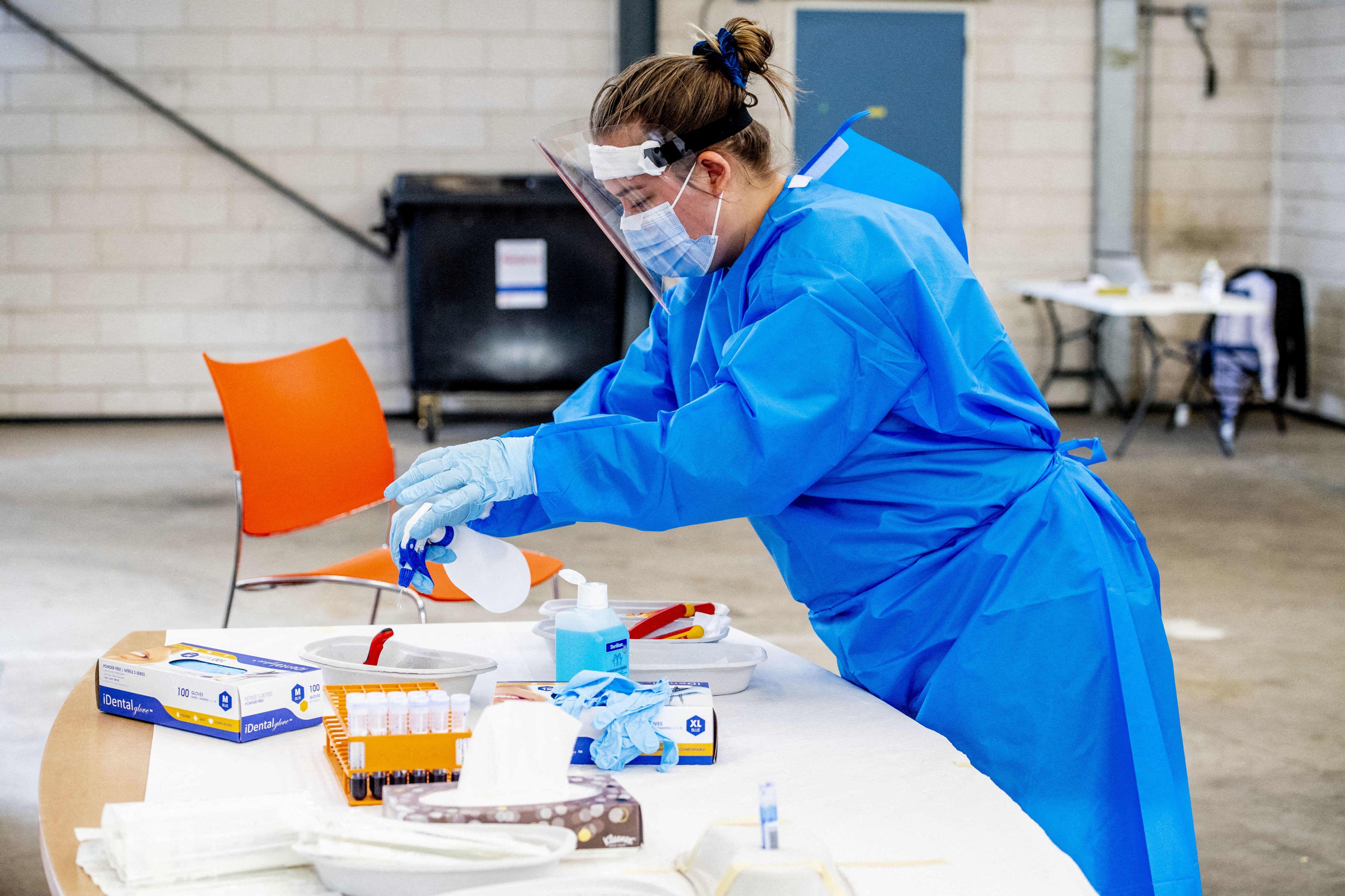 O asistentă pregăteşte instrumentarul de testare pentru Covid-19 într-un centru mobil, în Olanda