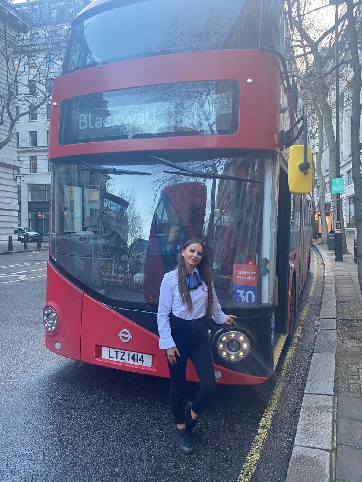 Jodie Leigh Fox în faţa autobuzului