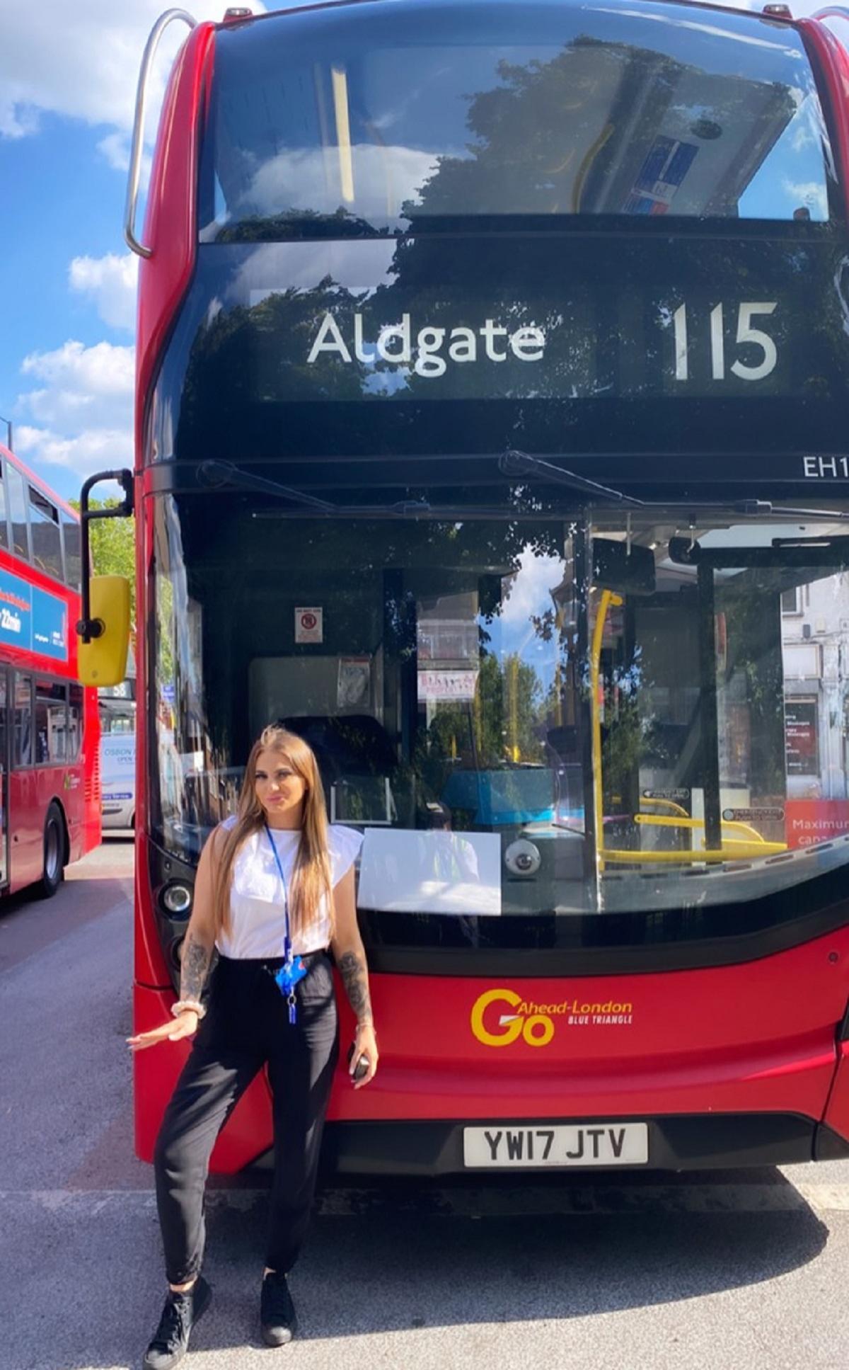 Jodie Leigh Fox în faţa autobuzului