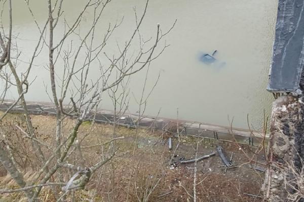 Tinerii implicaţi în accident au fost salvaţi de trecători