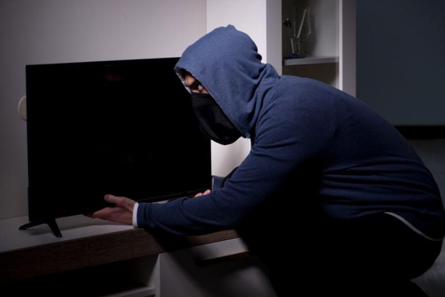 Un vasluian a dus la amanet televizorul din camera în care era cazat, ca să facă rost de bani Un vasluian a dus la amanet televizorul din camera în care era cazat, ca să facă rost de bani