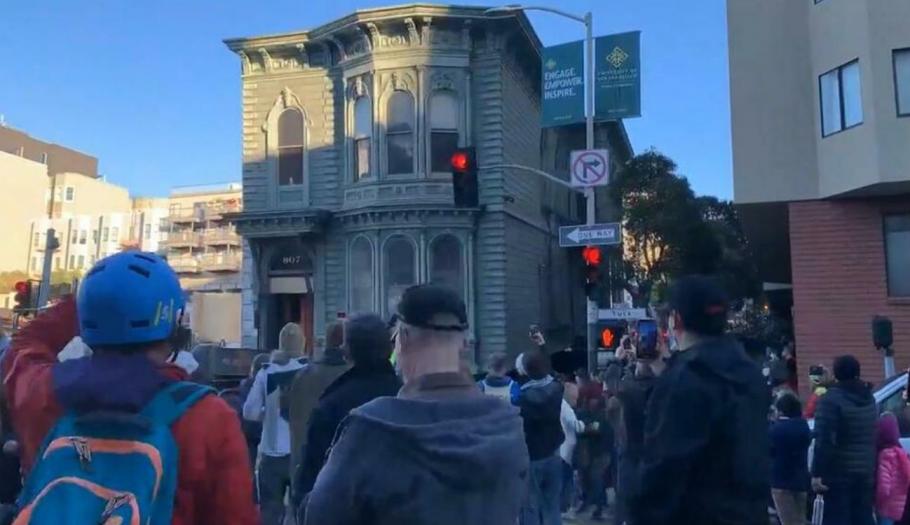 O casă veche de peste un secol, din San Francisco, a fost mutată la o nouă adresă O casă veche de peste un secol, din San Francisco, a fost mutată la o nouă adresă