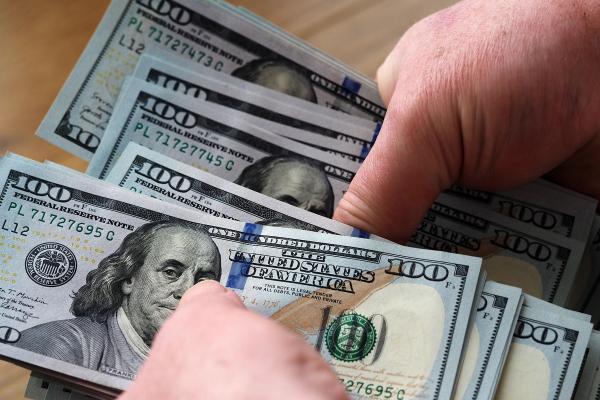 Curs valutar BNR, 23 februarie 2021. Euro stagnează, dolarul scade