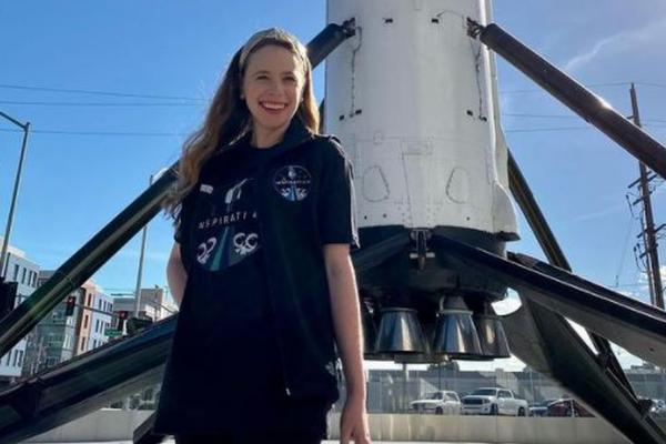 Hayley Arceneaux în timpul unei vizite la baza Space X