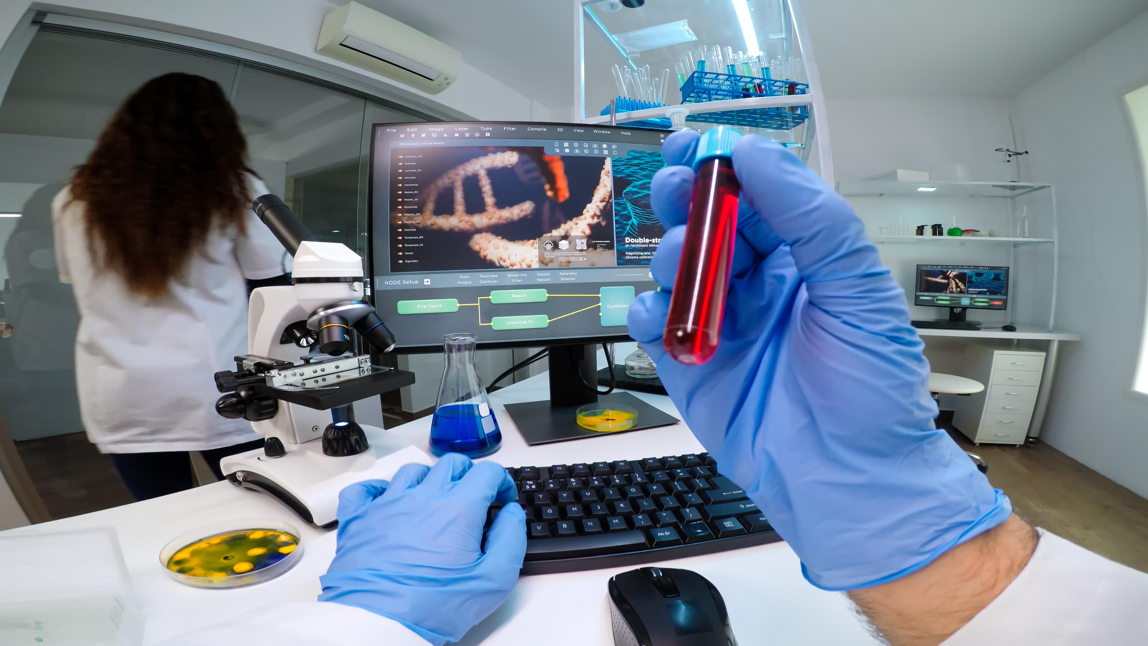 Un tehnician de laborator analizează o probă de sânge