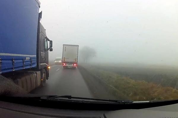 Șofer de TIR inconștient, cursă nebună cu depășiri criminale filmate pe un drum din Mureș
