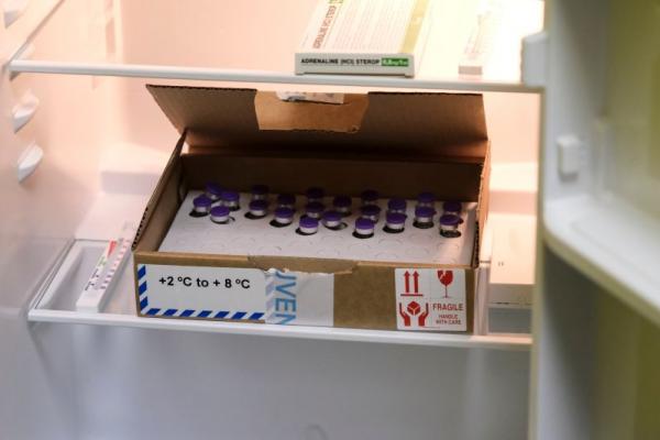 Doze de vaccin Pfizer/BioNTech, ţinute la congelator