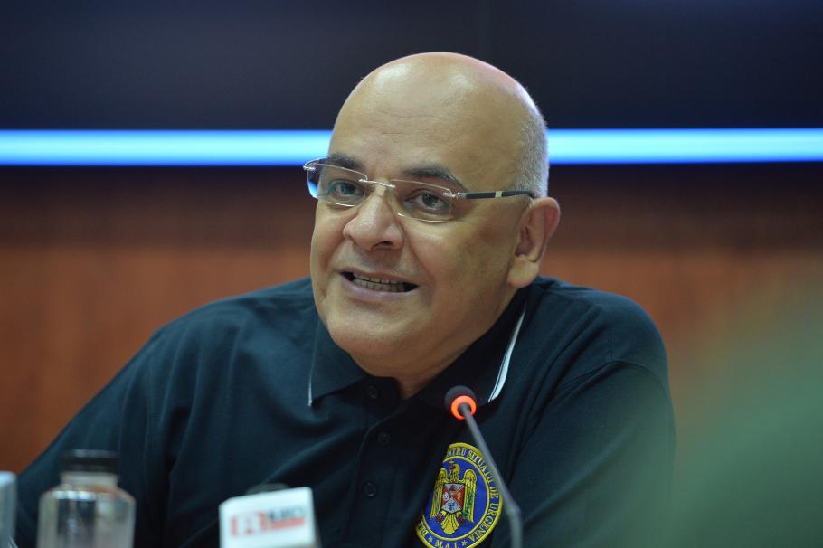 Raed Arafat: ”Elevii pot duce flori și mărțișoare de 1 martie. Și eu le duc colegelor” Raed Arafat: ”Elevii pot duce flori și mărțișoare de 1 martie. Și eu le duc colegelor”