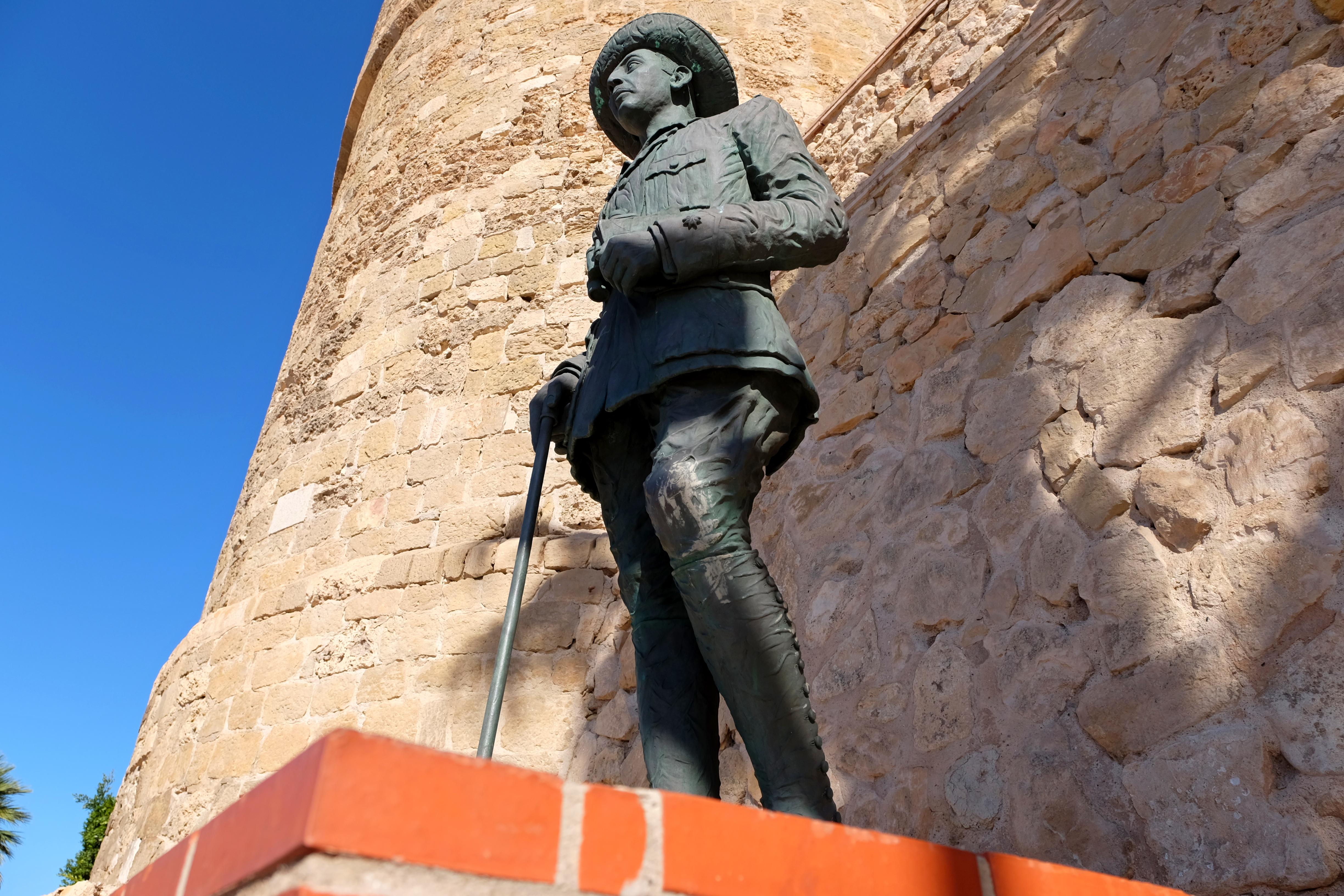 Statuia elogia rolul jucat de general în calitate de comandant al Legiunii spaniole în timpul Războiului Rif