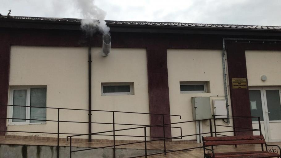 Alertă la spitalul din Călăraşi Reprezentanţii ISU Călăraşi au decis să păstreze mai multe echipaje în zonă, pentru a evita orice pericol posibil