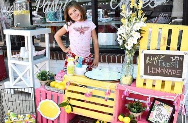 O fetiță de 7 ani vinde limonadă făcută în casă ca să-și plătească operațiile pe creier, în Alabama.