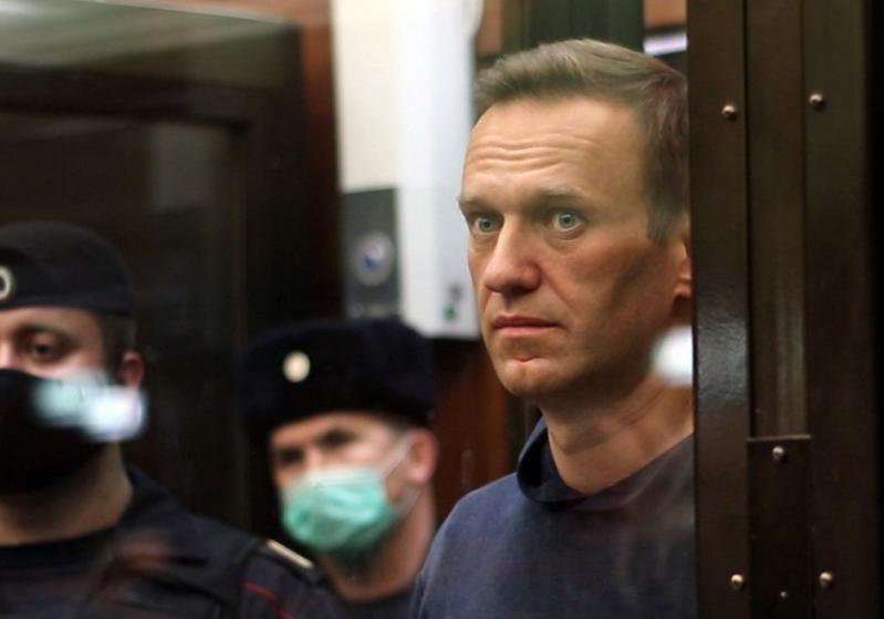 Alexei Navalnîi își așteaptă sentința în boxa condamnaților, într-o sală de judecată din Moscova Alexei Navalnîi își așteaptă sentința în boxa condamnaților, într-o sală de judecată din Moscova