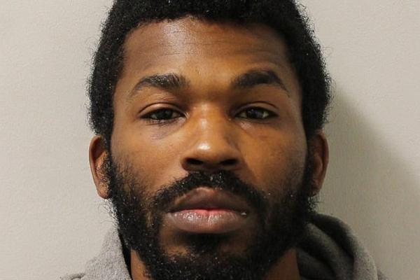 O bunică de 87 de ani a alungat un hoț folosind sabia soţului răposat, după o confruntare violentă, în Londra