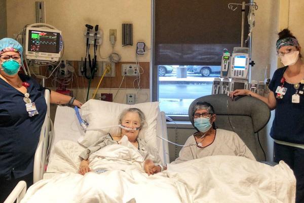 Doi bătrânei infectaţi cu Covid-19 s-au reunit pentru o cină împreună