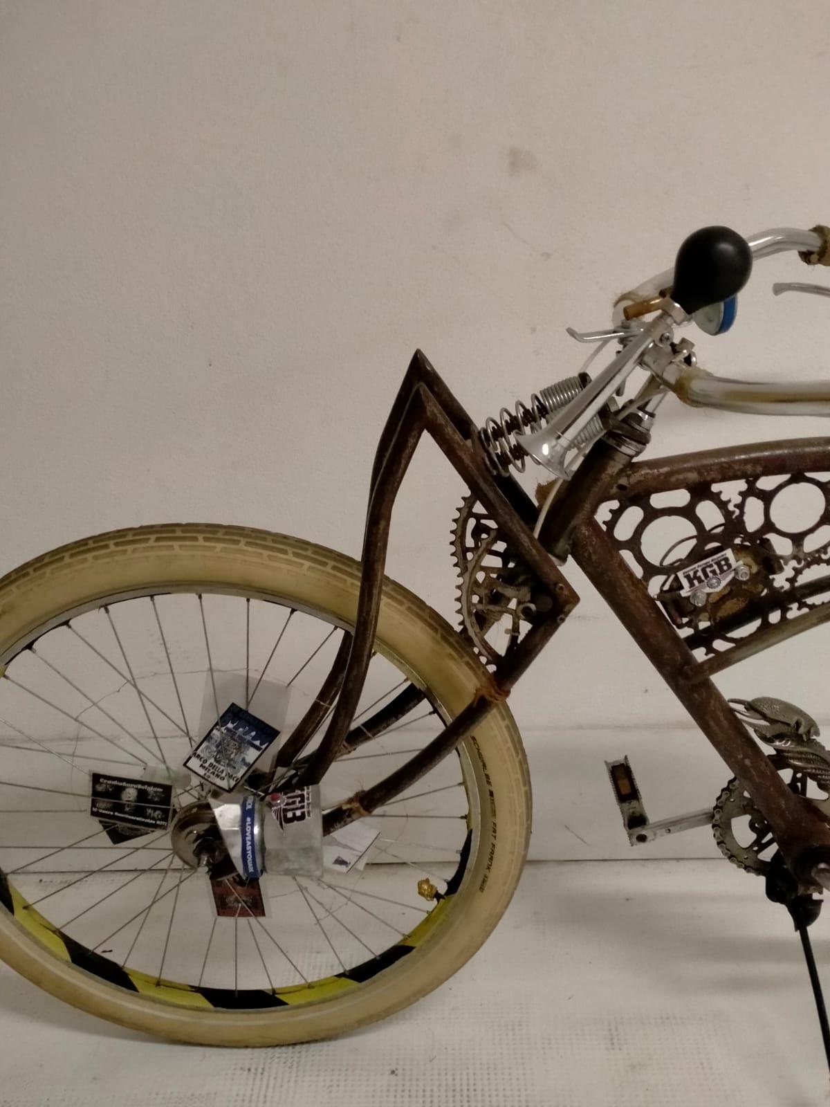 Bicicletă în stilul ,,RATT steampunk limo" - farul e facut dintr-o maşină de cafea