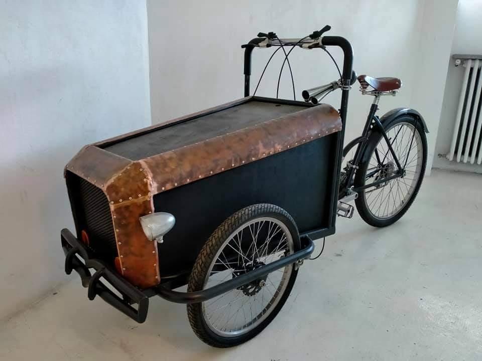 Cargo bike făcută din cadrul unui pat şi un montanbike