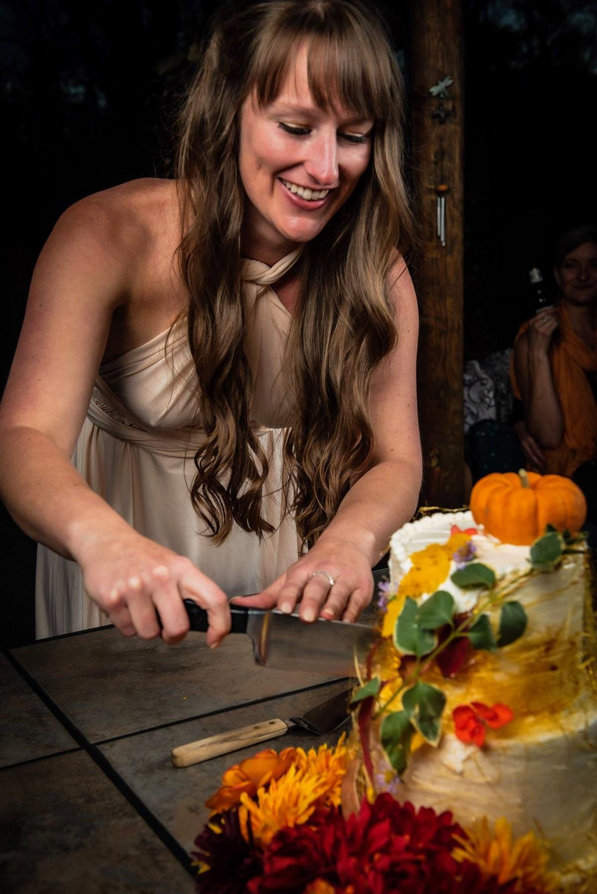 Megan Taylor Morrison în timp ce taie tortul