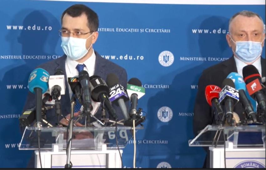 Ministrul Sănătății Vlad Voiculescu (stânga), ministrul Educației Sorin Cîmpeanu (dreapta)