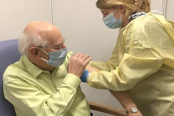 Bunic vaccinat de nepoată, studentă la medicină în Londra, după aproape un an în care nu s-au mai văzut