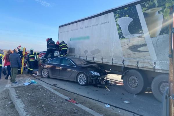 Accident cumplit la Moara Nouă, o femeie a murit în mașina condusă de soțul ei, după ce a fost proiectată într-un TIR