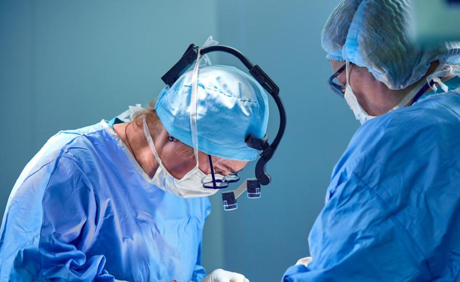 Chirurgi plasticieni Medici chirurgi plasticieni în timpul operaţiei