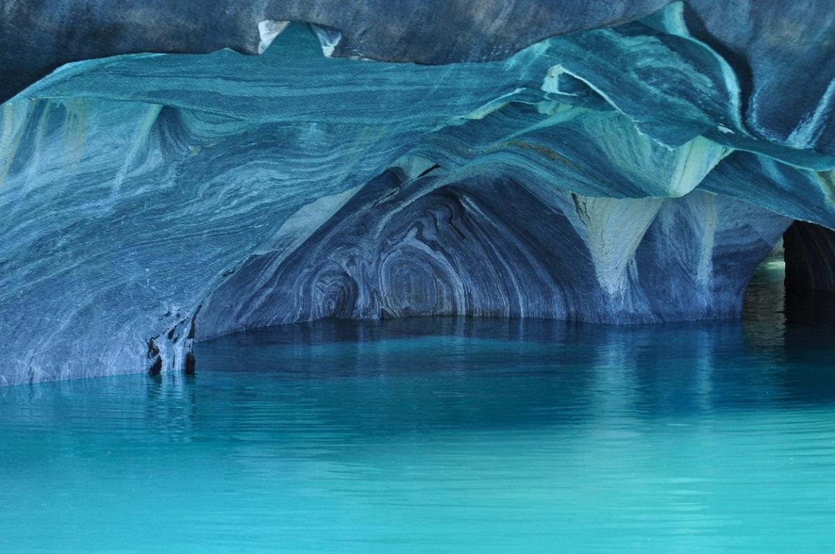 Peșterile de marmură sunt o serie de peșteri sculptate în lacul Carrera din inima Patagoniei