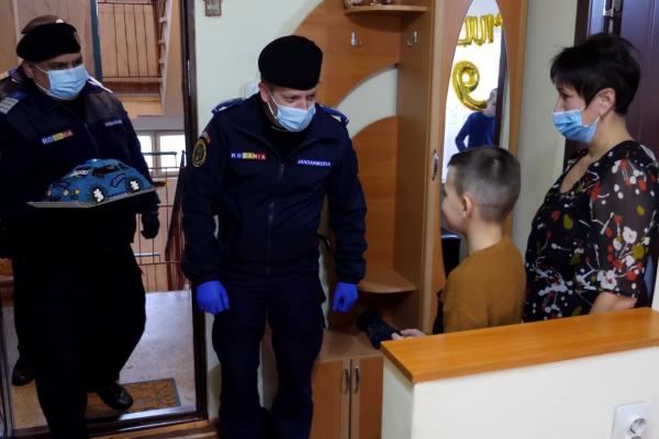 Aniversare specială pentru Darius, un băieţel din Dej care visează să devină jandarm când va fi mare. Copilul a avut parte de o surpriză chiar de la cei pe care îi admiră