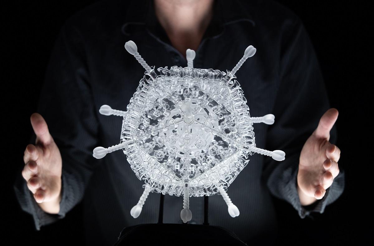 Artistul britanic Luke Jerram a creat o sculptură din sticlă borosilicată a formulei vaccinului AstraZeneca