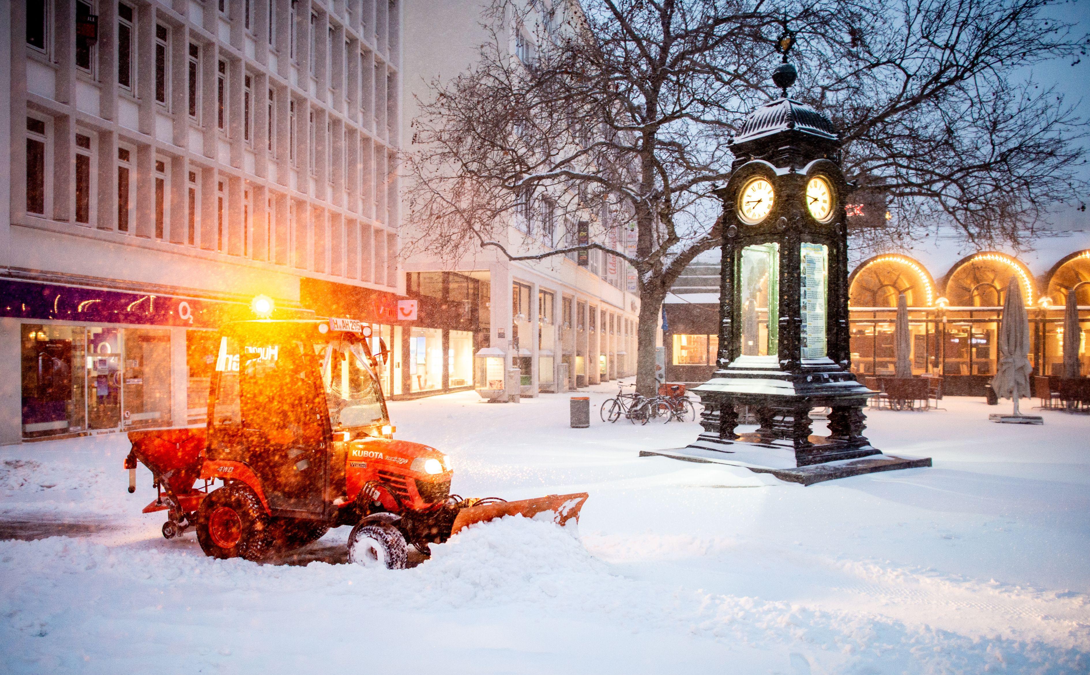 Hanovra, Germania: un tractor curăţă trotuarul după ninsoare