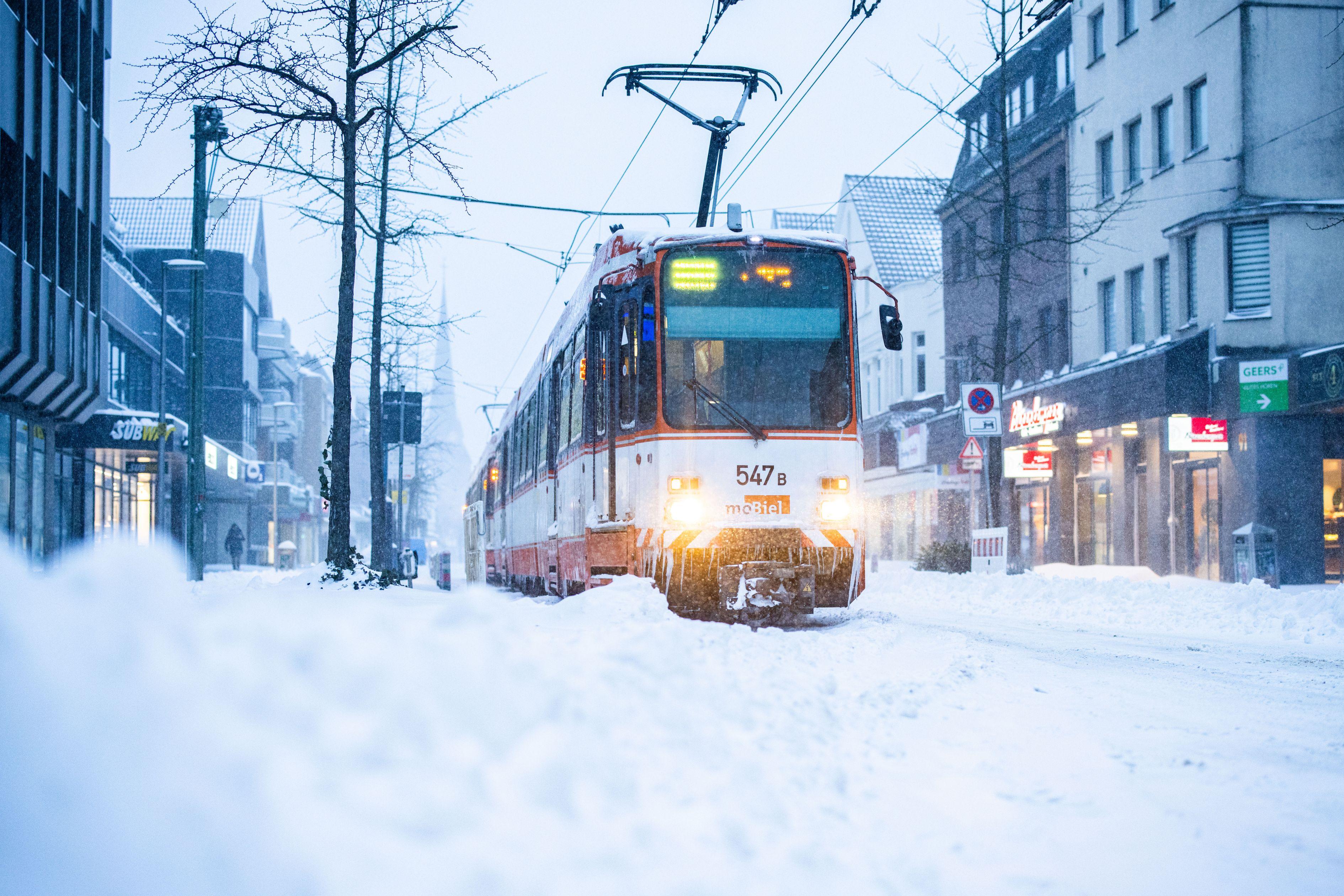 Bielefeld, Germania: Un tramvai s-a împotmolit după ninsorile puternice