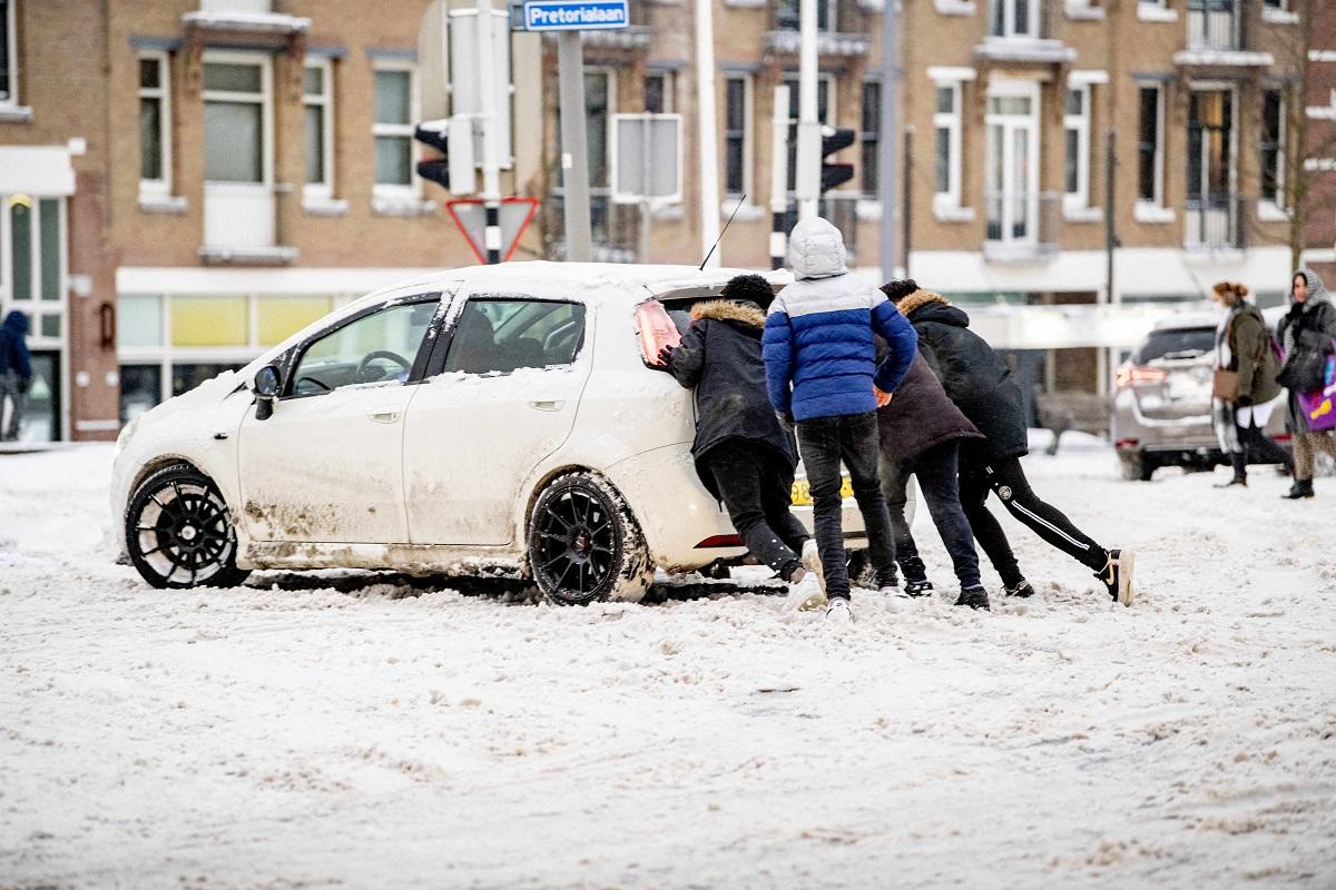 Viața de zi cu zi afectată de ninsoarea din Rotterdam, Olanda