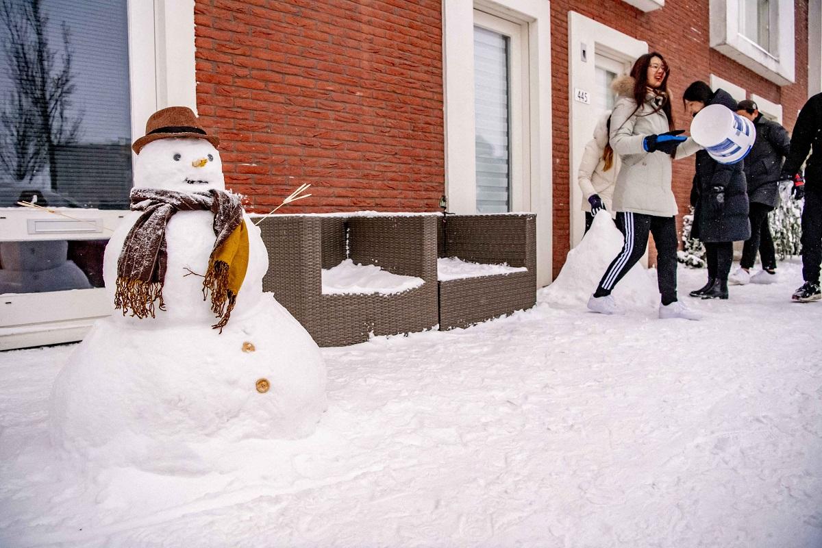 Olanda: Copiii se joacă şi fac oameni de zăpadă