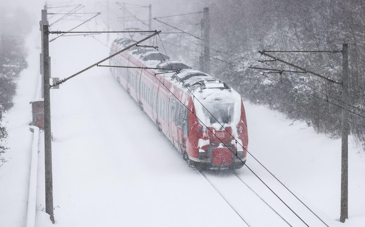 Saxonia, Leipzig: Un tren regional circulă peste şinele acoperite de zăpadă