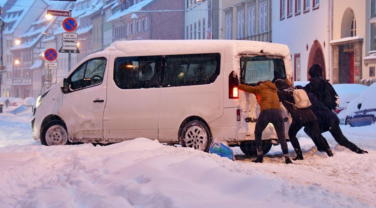 Turingia, Erfurt: Trecătorii ajută un şofer care s-a blocat în zăpadă.