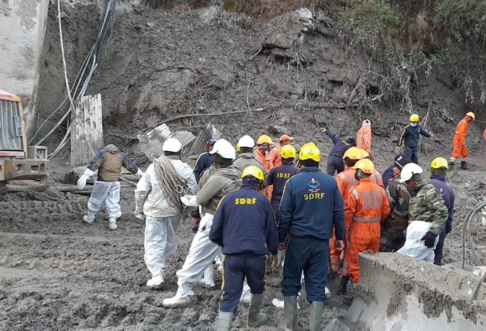 Echipajele de salvare intervin pentru recuperarea muncitorilor blocați într-un tunel, în urma tragediei din India Echipajele de salvare intervin pentru recuperarea muncitorilor blocați într-un tunel, în urma tragediei din India
