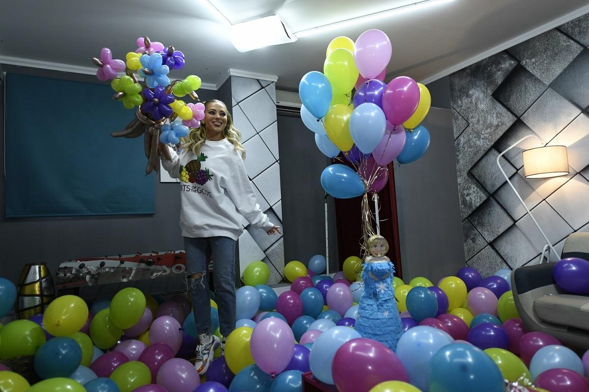 Delia, în culise, printre baloanele primite de ziua ei