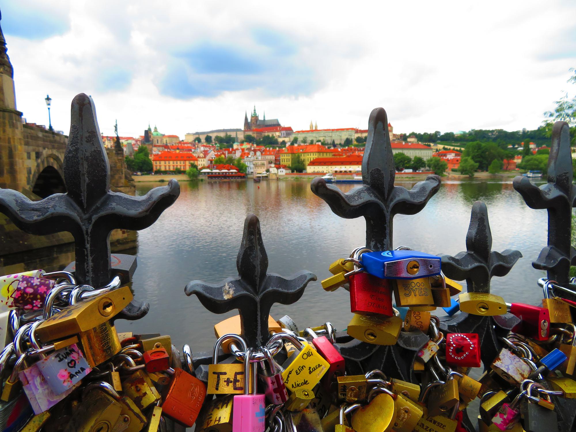 Lacăte prinse pe Podul Îndrăgostiților, în Praga
