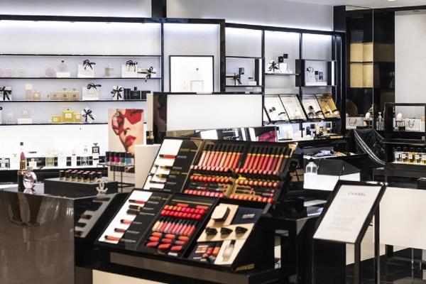 Românca prinsă la furat de produse cosmetice în Scoţia are 26 de ani