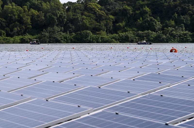 Singapore a construit o uriaşă fermă solară plutitoare. 13.000 de panouri solare au fost dispuse pe mare Panourile solare instalate de Singapore în largul coastei de nord