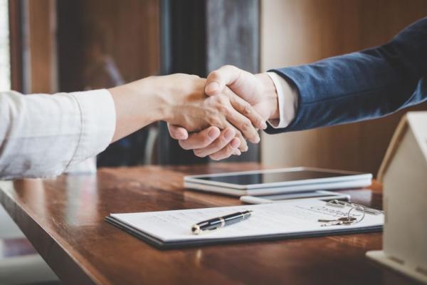 Persoane care se pregătesc de semnarea unui contract