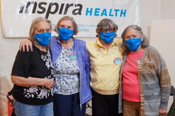 Patru surori în vârstă și-au făcut vaccinul la Inspira Health Medical Center