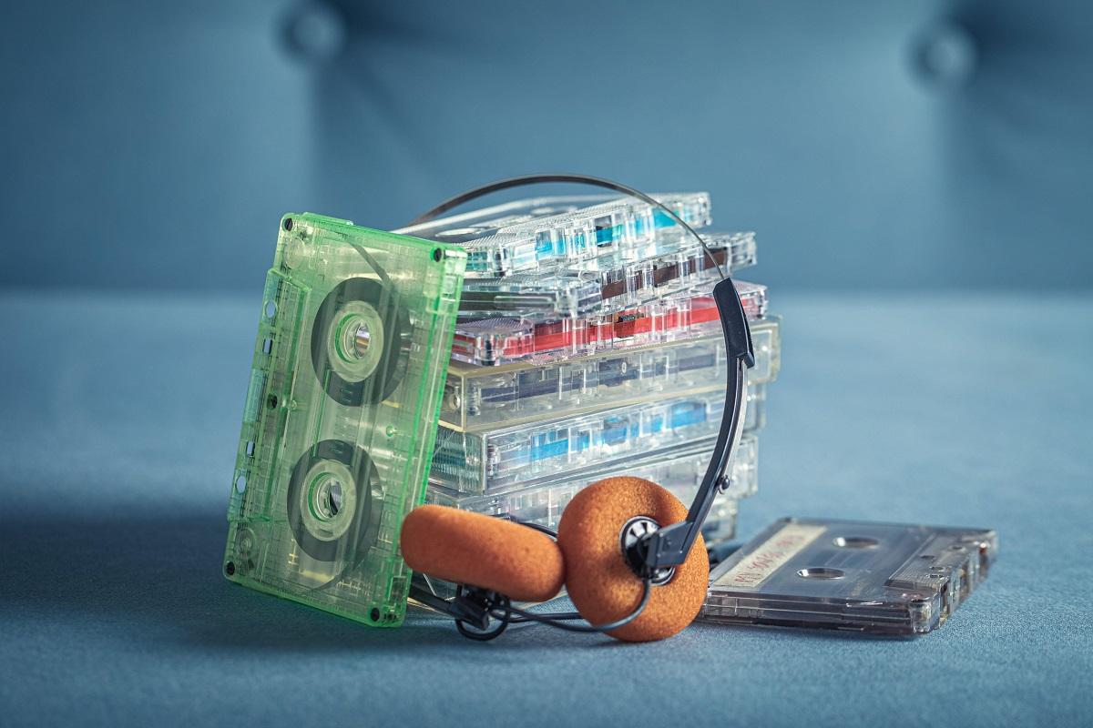 Mai multe casete audio şi o pereche de căști portocalii Lou Ottens este inventatorul casetei audio