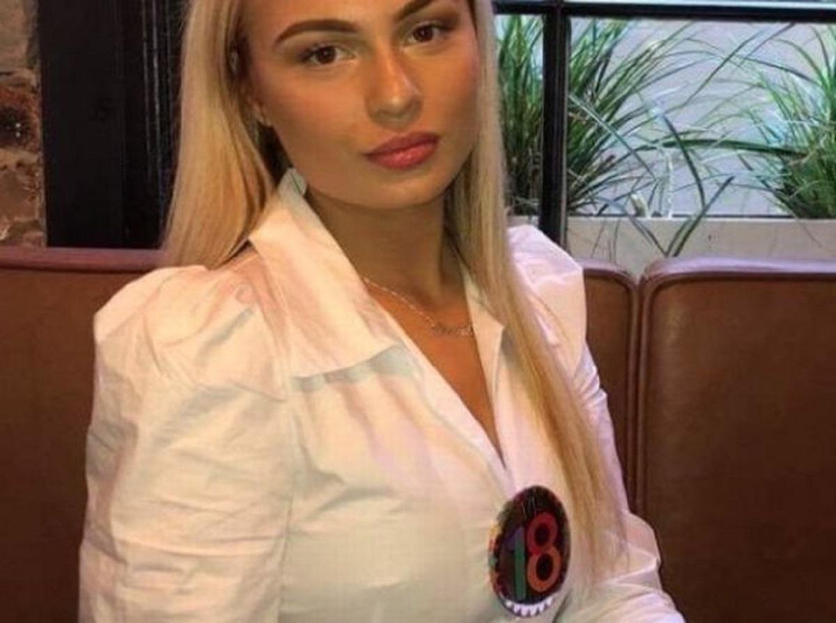 Leonie Baigan în cămaşă albă, cu un ecuson în piept