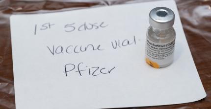 Flaconul din care a fost făcută prima doză de vaccin anti-COVID, expus la Muzeul Naţional de Istorie Americană