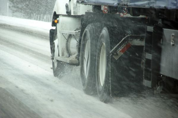 O mamă și copilașul ei de 2 ani, răniți după ce o bucată de gheață a căzut de pe TIR pe mașina lor